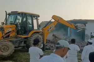 सिद्धार्थनगर: अवैध रूप से बनाये गये मदरसों के खिलाफ चला 'बाबा का बुलडोजर' एक दर्जन मदरसे जमींदोज, 25 बाकी 