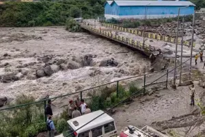 हिमाचल प्रदेश: कांगड़ा में अचानक बादल फटने से आई बाढ़, 2 लोगों की मौत, 20 बहे