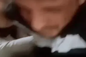 लखनऊ: पुलिस वैन में सजायाफ्ता बंदी की पिटाई, तमाशबीन बनी पुलिस