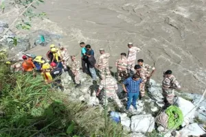 उत्तराखंड में बड़ा हादसा: बदरीनाथ जा रही मिनी बस अलकनंदा में गिरी, दो की मौत और 10 लापता 