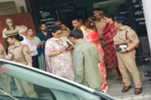 नोएडा: अवैध वृद्धाश्रम में बुजुर्गों संग अमानवीयता, बंधे थे हाथ-पैर, बदन पर नहीं था कपड़ा, 42 को पुलिस ने छुड़ाया