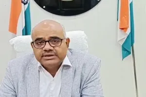 डीएम साहब! ये रिश्वत केडीए में पहुंचवा दीजिएगा...जिलाधिकारी के पास चेक लेकर पहुंचा पीड़ित, मचा हड़कंप, जानें पूरा मामला