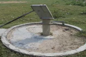  बहराइच: मंदिर परिसर में बेकार पड़े हैंडपंपों को सही कराने की ग्रामीणों ने उठायी मांग 