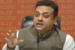  भाजपा का कांग्रेस पर पलटवार, कहा- इंदिरा गांधी ने बदला था, संविधान का मूल ढांचा