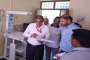 बाराबंकी: एडी हेल्थ के निरीक्षण में गैरहाजिर मिलीं चिकित्सक व स्टाफ नर्स, कारण बताओ नोटिस जारी