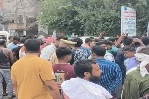 Azamgarh News: ऑपरेशन के बाद मरीज की मौत, परिजनों ने अस्पताल के बाहर किया हंगामा 