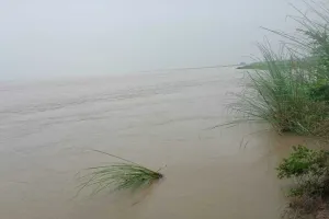 बस्ती: सरयू नदी का जलस्तर स्थिर लेकिन एक दर्जन गांवों पर मंडराया कटान का खतरा 