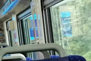 लखनऊ: वंदे भारत एक्सप्रेस पर पथराव, शीशा टूटने से सहम गए यात्री, मामला हुआ दर्ज