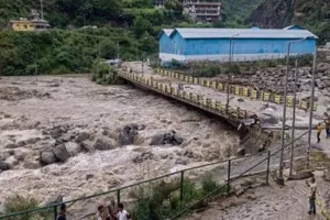 हिमाचल में मानसून का कहर: शिमला में 5 मंजिला इमारत ढही, भूस्खलन से राजमार्ग बाधित, रेड अलर्ट जारी