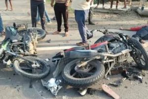 अमेठी: अयोध्या-रायबरेली हाईवे पर दो बाइक की टक्कर, एक युवक की मौत, दो गंभीर घायल