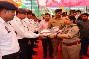 नोएडा में यातायात पुलिसकर्मियों को गर्मी से मिलेगी राहत, बांटे गए ‘हीट कंट्रोल’ हेलमेट 