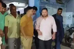 बिहार: सड़क हादसे में बाल-बाल बचे तेजस्वी यादव, ट्रक की टक्कर से तीन सुरक्षाकर्मी घायल 