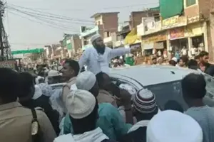 चंदौली: अराजक तत्वों ने तोड़ा नमाजी की कार का शीशा, मुस्लिम समुदाय ने किया हंगामा, पुलिस ने संभाली स्थिति