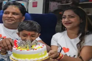 वंदे भारत एक्सप्रेस में  UP  के इस परिवार ने चिनाब पुल पर केक काटकर मनाया बेटे का जन्मदिन, पीएम मोदी को कहा ‘धन्यवाद’