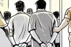 मेरठ में पुलिस मुठभेड़ के बाद कुख्यात बदमाश गिरफ्तार, आरोपी पर गोकशी समेत 33 मामले थे दर्ज