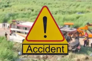 बिहार से दिल्ली जा रही डबल डेकर बस खाई में गिरी, भीषण हादसे में 2 की मौत, 50 से अधिक जख्मी