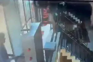 प्रयागराज में रेस्टोरेंट के बाहर चले बम, मचा हड़कंप: घटना CCTV में कैद, मामले की जांच में जुटी पुलिस 