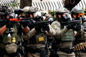 लॉस एंजिल्स में प्रदर्शन जारी, पुलिस ने स्टन ग्रेनेड और घुड़सवार सेना का किया इस्तेमाल, जानिए क्या है बवाल की वजह