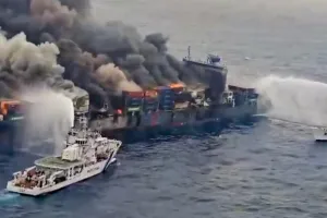 सिंगापुर के जहाज पर लगी आग बुझाने के प्रयास तेज, फोम तथा सीमा कूलन का किया जा रहा इस्तेमाल 
