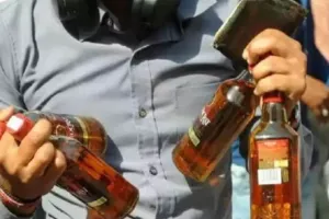 आबकारी विभाग के दावों की खुली पोल,  बंदी के बावजूद शहर में धड़ल्ले से बिक रही शराब 