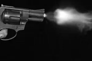 यूपी के प्रतापगढ़ में कार सवार हमलावरों के बीच गोलीबारी, दो युवक घायल 