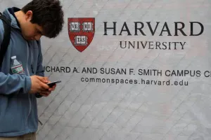 हार्वर्ड बनाम ट्रंप प्रशासन : बीच मजधार में लटका भारतीय छात्रों का भविष्य, वीजा-नौकरी और तनाव बना चुनौती 