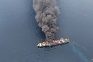 केरल तट के पास सिंगापुर के कंटेनर जहाज में लगी आग, नौसेना ने INS सूरत को  किया रवाना