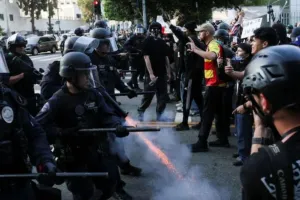 Los Angeles Protests: विरोध प्रदर्शन के बीच 700 मरीन तैनात, लॉस एंजिल्स में बढ़ रहा तनाव 