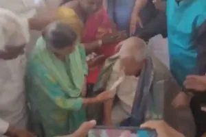 Lalu Yadav Birthday 78th : Lalu Prasad Yadav ने तलवार से 78 किलो का काटा केक, आवास पर RJD कार्यकर्ताओं ने मनाया जश्न 