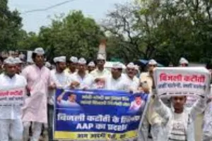 बिजली संकट को लेकर AAP का विरोध-प्रदर्शन, मेरठ में मोमबत्तियां और हाथ वाले पंखे लेकर उतरे कार्यकर्ता 