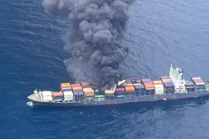 केरल में सिंगापुर कार्गो शिप में आग पर काबू पाने में जुटी Indian Coast Guard, 18 सदस्यों को बचाया, 4 लापता 