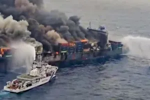 ICG-नेवी को मिली बड़ी सफलता, सिंगापुर के जहाज पर लगी आग पर पाया काबू 