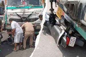 बाराबंकी : डंपर की चपेट में आए बाइक सवार तीन युवक, एक की मौके पर मौत, दो गंभीर घायल