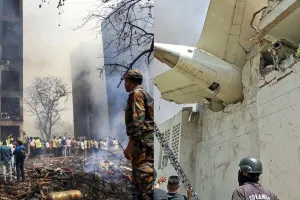 Ahmedabad Plane Crash: राज्यों के मुख्यमंत्रियों-वरिष्ठ नेताओं ने जताया दुख, दिल्ली CM रेखा समेत बाकी नेताओं का बयान आया सामने 