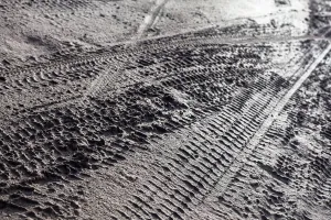 जाजमऊ में पंचरौजा जाने वाला मार्ग कीचड़ में तब्दील, हाथों में अगरबत्ती लेकर लोगों ने की नारेबाजी