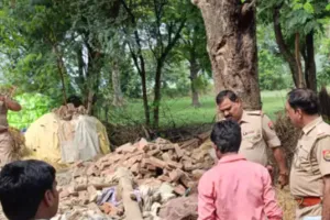 कौशांबी में कच्चा मकान ढहने से हुआ बड़ा हादसा, मलबे में दबा पति, पत्नी की हुई मौत