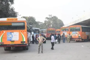 कैसरबाग बस अड्डे पर चालक-परिचालकों का प्रदर्शन, इंचार्ज पर लगाया मारपीट का आरोप
