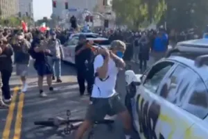 Los Angeles violence : प्रदर्शनकारियों पर रबर की गोलियों का इस्तेमाल, हिंसा की आग में जल रहा लॉस एंजिलिस