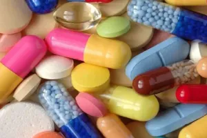 स्वास्थ्य केंद्रों पर दवाओं का संकट, पुराने पर्चे पर लिखी जा रही नई दवा