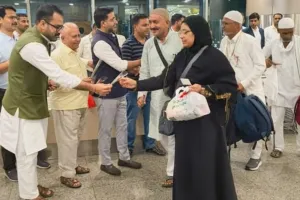 हज 2025 : जेद्दा से हज कर पहली उड़ान से लखनऊ पहुंचे हाजी, राज्य मंत्री ने किया स्वागत