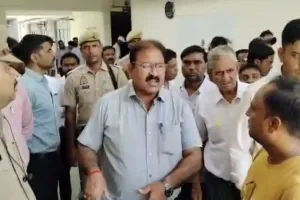 लखीमपुर खीरी: तहसील परिसर में किसान ने किया आत्मदाह का प्रयास...शरीर पर पेट्रोल डाला तो मचा हड़कंप