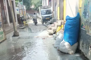 मार्ग पर भरा नालियों का गंदा पानी-स्थिति गंभीर, EO ने समस्या समाधान का दिया आश्वासन