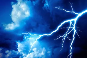 महोबा में आकाशीय बिजली की चपेट में आकर श्रमिक की मौत, पांच झुलसे 