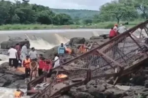 पुणे में इंद्रायणी नदी पर बना पुल टूटा, 20 से अधिक लोग बहे… दो की मौत