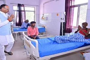 डिप्टी सीएम का जिला अस्पताल में औचक निरीक्षण : बिना बेडशीट के बिस्तर पर लेटे मरीज को देख स्टाफ  को फटकारा