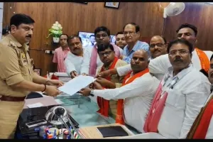 इटावा : ग्रामीणों ने जाति छिपाने पर कथावाचक को बेरहमी से पीटा, सिर मुंडवाया-माफी मंगाकर गांव से भगाया 