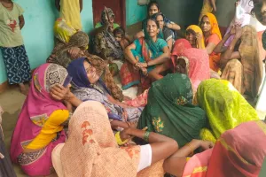 बदायूं: बल्ब निकालते समय करंट से पिता की मौत, बेटा बुरी तरह झुलसा