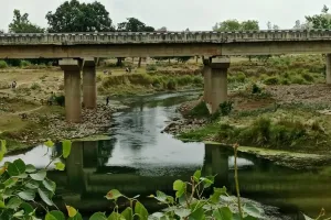कल्याणी नदी में मछुआरे घोल रहे जहर : श्रद्धालुओं की आस्था और जलीय जीवन पर संकट