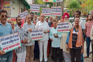 गोविंदनगर में कांग्रेसियों ने कटोरा लेकर मांगी भीख : 30% बिजली मूल्यवृद्धि प्रस्ताव के विरुद्ध कांग्रेस का भीख मांगो सत्याग्रह 