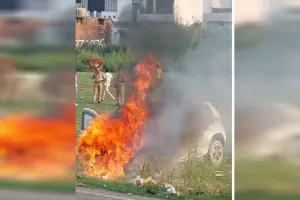 रामपुर: माला रोड पर खड़ी कार में लगी आग, मचा हड़कंप